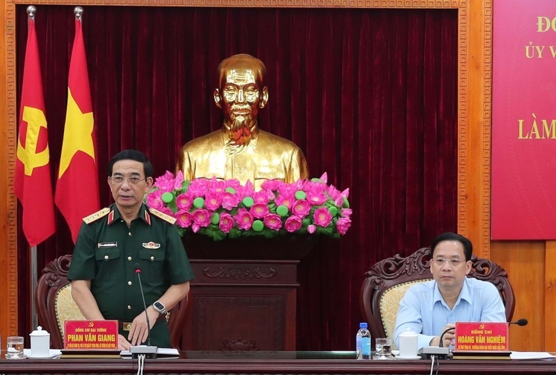 El general Phan Van Giang trabajo con el Comite Permanente del Comite del Partido Provincial de Lang Son. Foto: Trong Duc