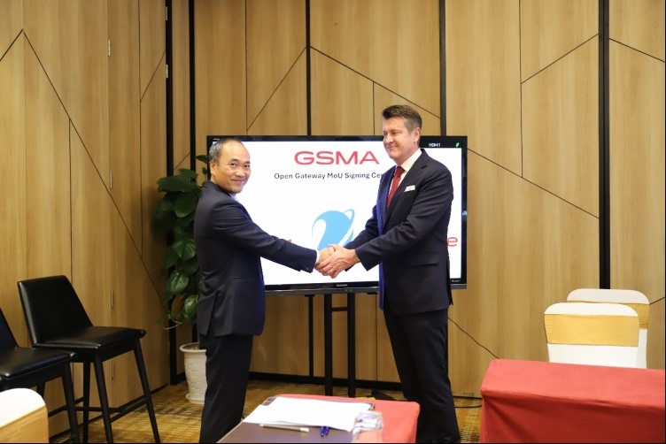 Vietnamese network VNPT shook hands with GSMA, deployed GSMA Open Gateway, contributing to promoting national numbers. Photo: Cao Hung