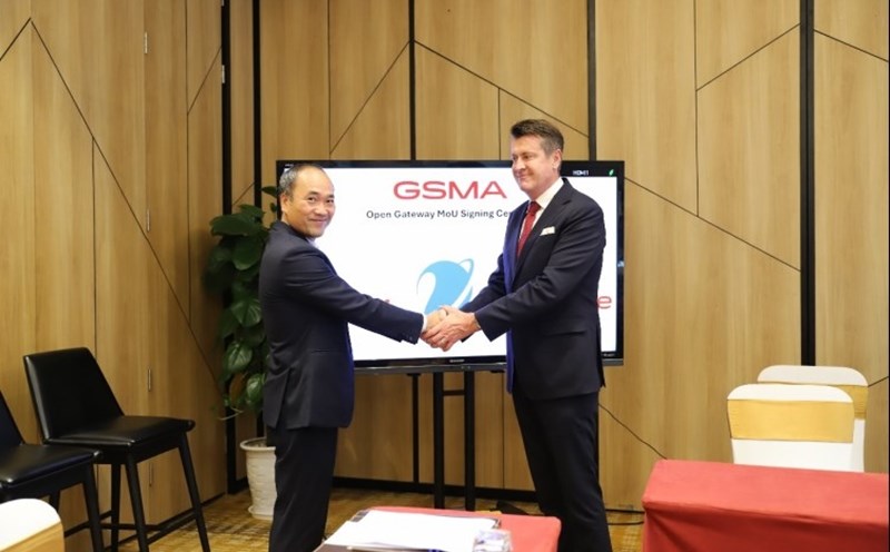 Vietnamese network VNPT shook hands with GSMA, deployed GSMA Open Gateway, contributing to promoting national numbers. Photo: Cao Hung