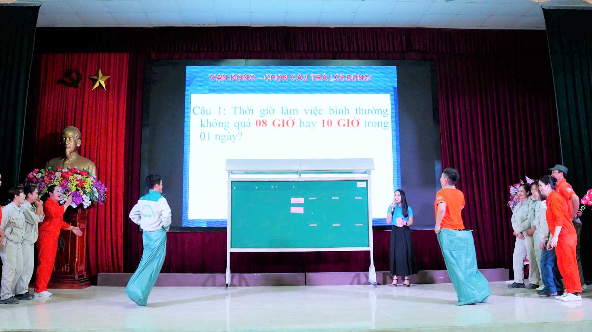 A question and question about the law creating not happy for workers. Photo: Hai Dang