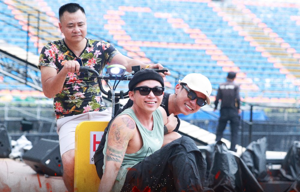 Anh trai vuot ngan chong gai lien tuc cong bo thong tin moi truoc them concert. Anh: Nha san xuat