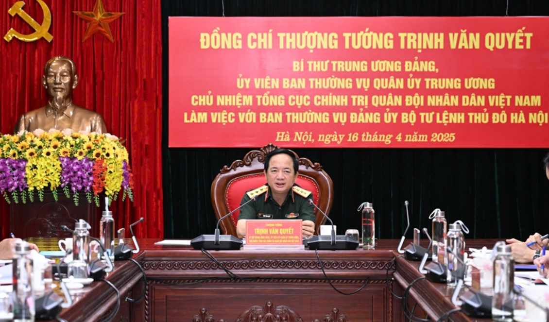 Lieutenant General Trinh Van Quyet - Secretary of the Party Central Committee, Standing Member of the Central Military Commission, Chairman of the General Department of Politics of the Vietnam People's Army - worked with the Standing Committee of the Party Committee of Hanoi Capital Command. Photo: Ministry of Defense