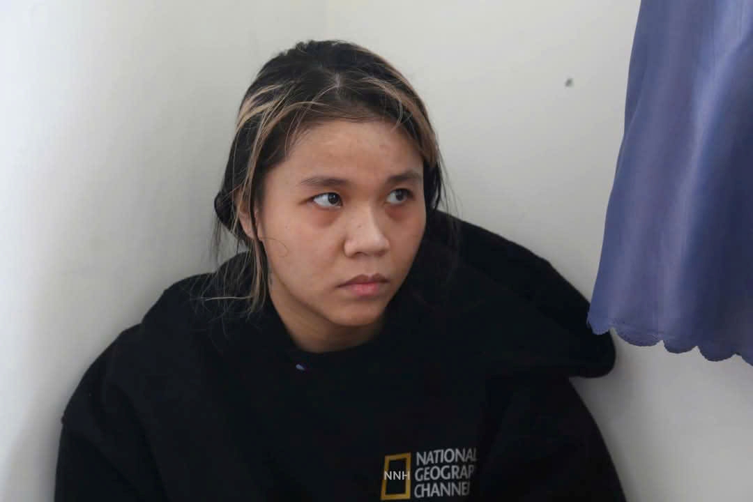The police arrested the girl for drug trafficking by renting a motorbike taxi for express delivery. Photo: Binh Duong Provincial Police
