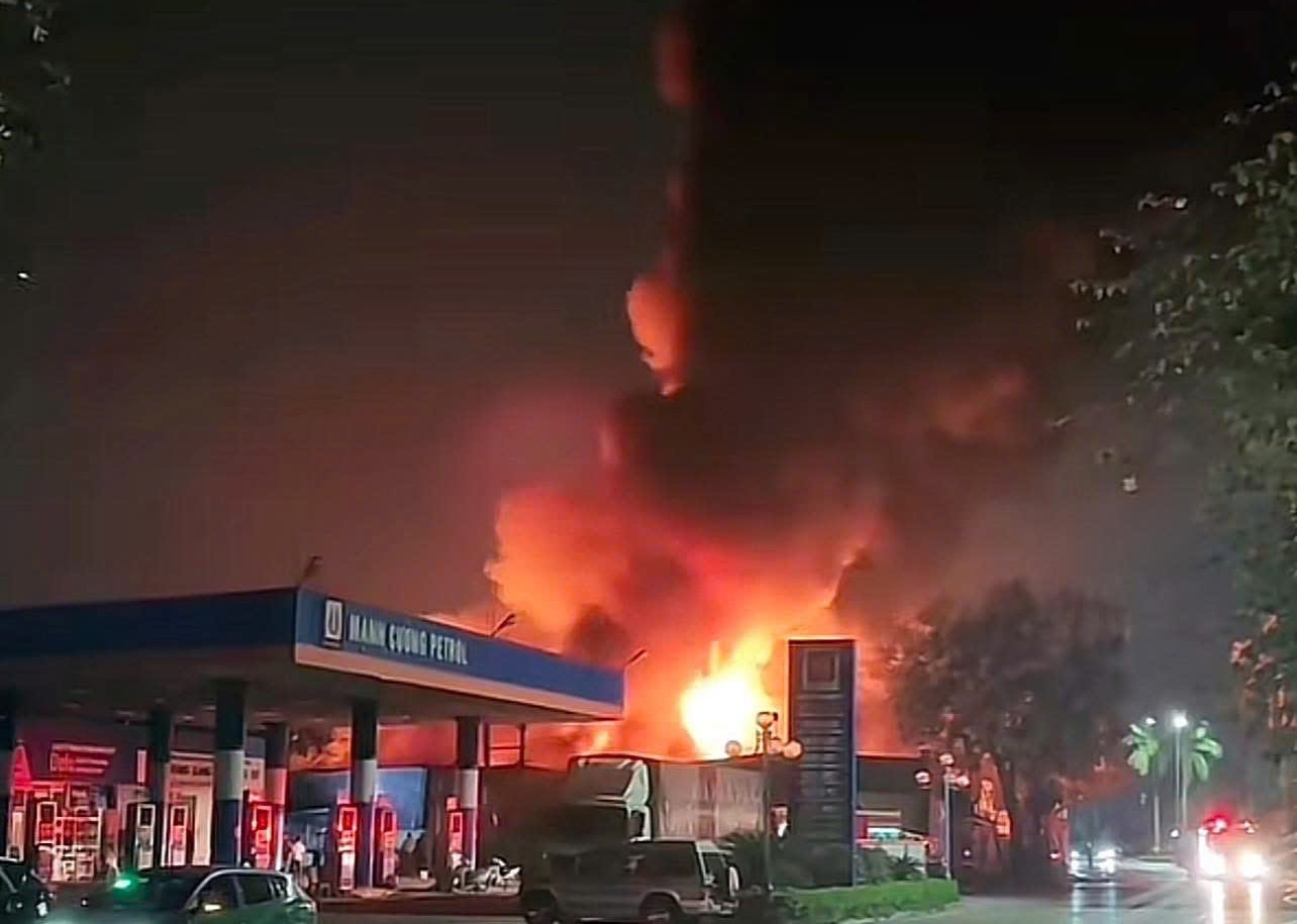 Fire at warehouse in Gia Lam, Hanoi on March 26. Photo: Hong Quang