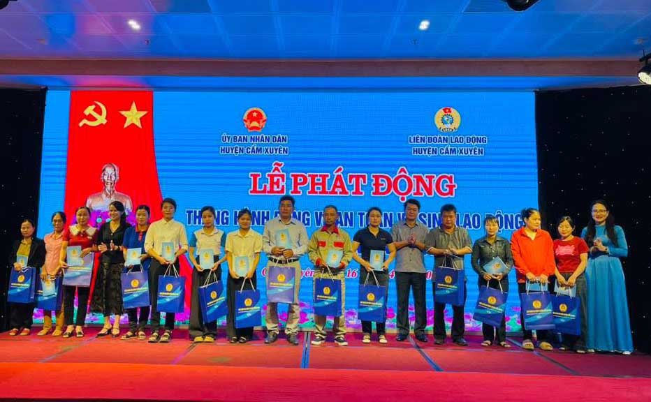 Giving gifts to workers in difficult circumstances at the launching ceremony of Workers' Month and Action Month on occupational safety and health in Cam Xuyen district. Photo: Tran Tuan.