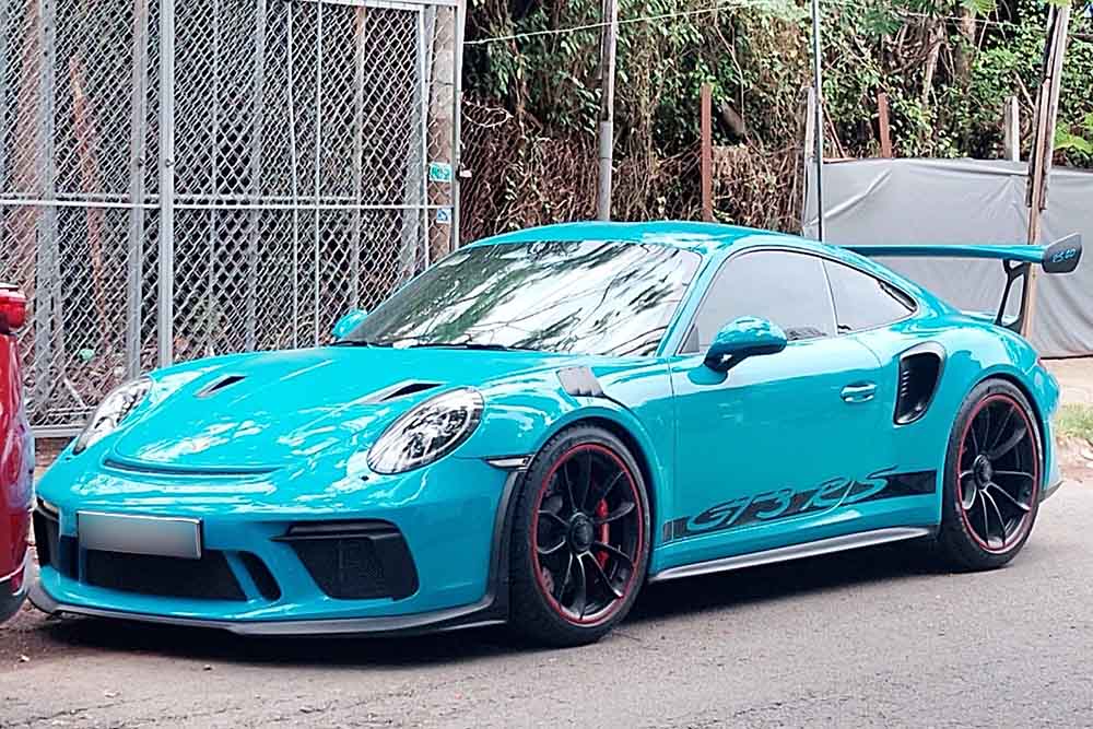 Este superdeportivo Porsche 911 GT3 RS tiene un color azul impresionante. Foto de Check in Supercar, donde se puede ver el coche