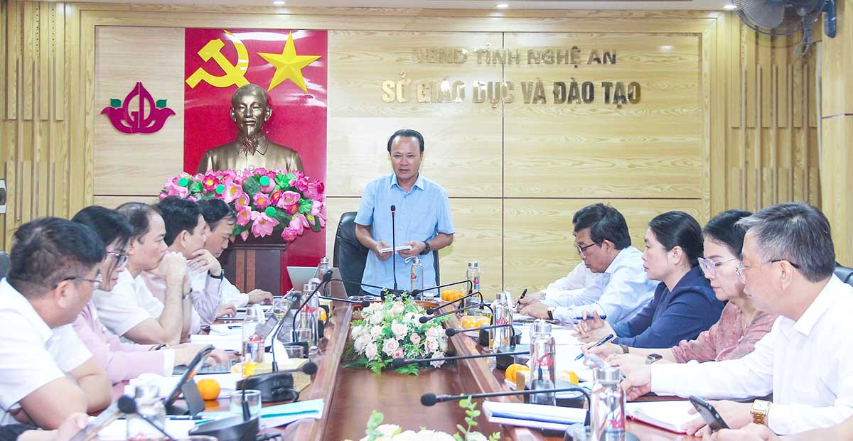 El equipo de supervision de NGHE Un Consejo Popular Provincial trabaja con el Departamento de Educacion y Capacitacion sobre la planificacion de la red escolar y de clase. Foto: Mai Hoa