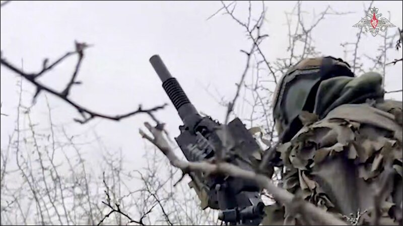 Los rusos apoyan a sus compañeros con sus lanzagranadas automaticas. Imagen: cortada de un video del Ministerio de Defensa ruso