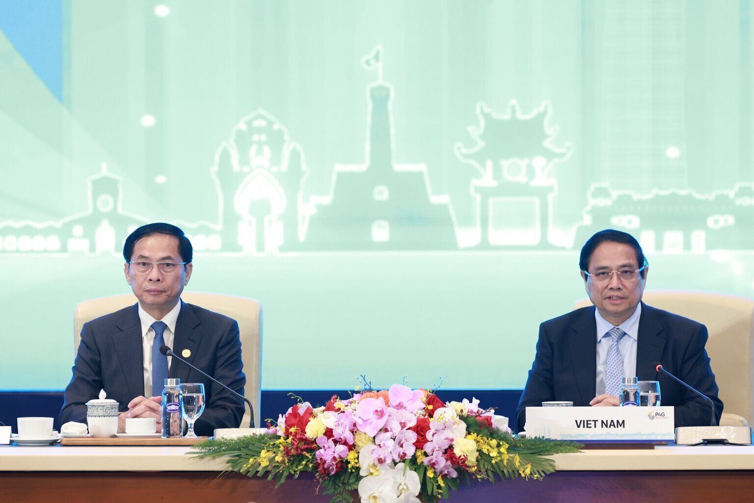 Politburo member and Prime Minister Pham Minh Chinh chaired the High-level Discussion Session with the theme "Sustainable green transformation, taking people as the center". Photo: Hai Nguyen