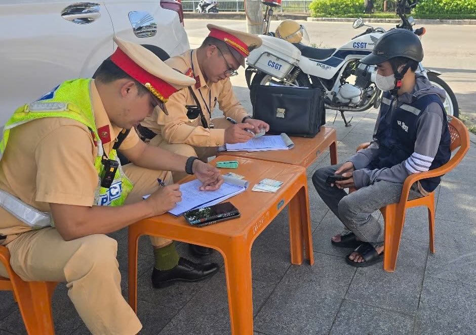 El cuerpo de funcionarios aumentara el manejo de las infracciones de trafico. Imagen de la Policia de Quang Binh