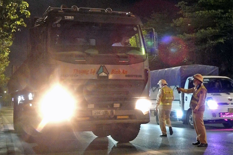 La CSGT de Hanoi bloqueo durante la noche y detuvo a una serie de camiones que violaban el eje sur