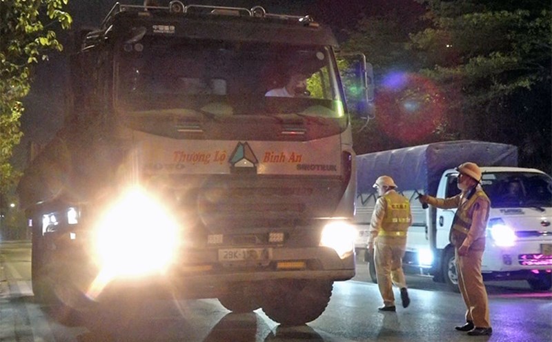 Hanoi Traffic Police spent the night blocking and arresting a series of trucks violating traffic laws on the southern road