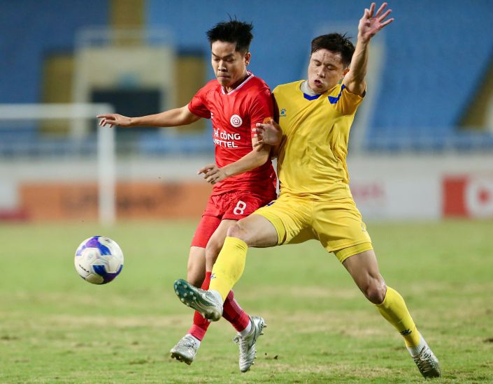 Midfielder Nguyen Huu Thang (red) in the The Cong Viettel shirt. Photo: VPF