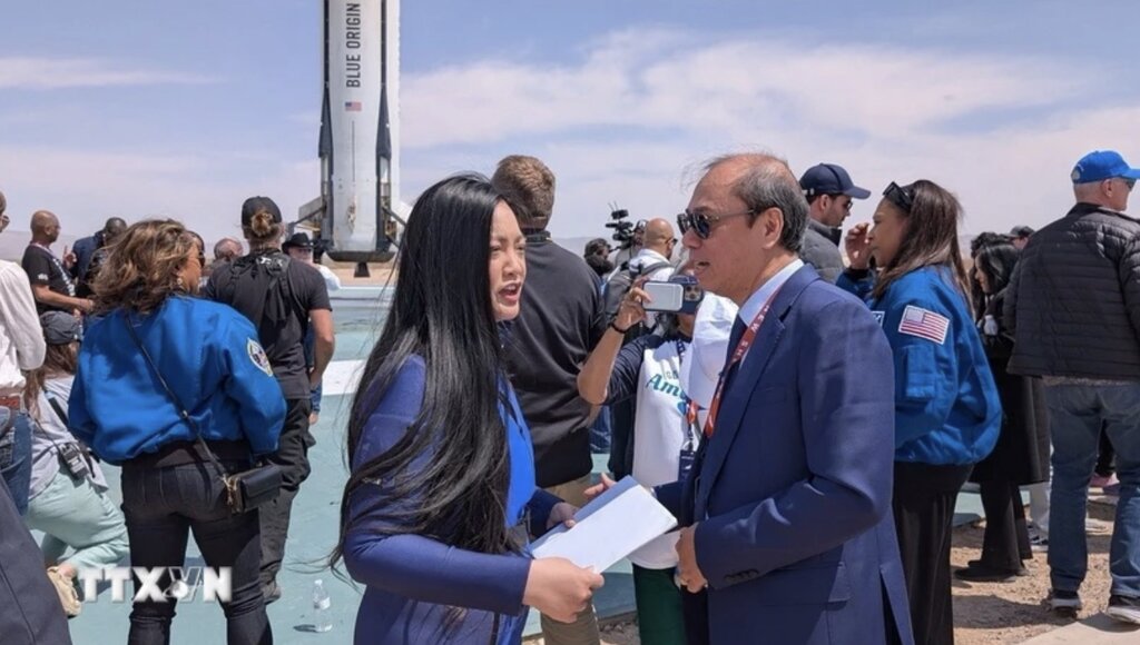 Vietnamese Ambassador to the US Nguyen Quoc Dung presented a letter from Politburo member and President Luong Cuong to Ms. Amanda Nguyen. Photo: VNA