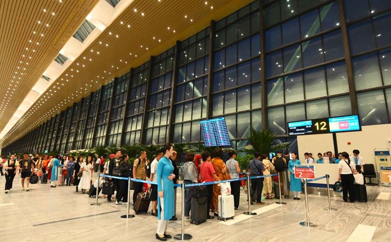 Passengers lined up to check in for a Vietnam Airlines flight at Tan Son Nhat T3 terminal on the morning of April 17. Photo: ACV