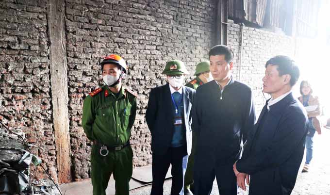 El equipo de inspeccion interdisciplinaria numero 1 del Comite Popular de Tu Son City (Provincia de Bac Ninh) realizo inspecciones de establecimientos que muestran signos de violaciones en el Parque Industrial Chau Khe. Foto: Dang Hoa