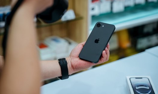 Apple vừa phát hành bản cập nhật vá lỗ hổng bảo mật cho các thiết bị của mình. Ảnh: Loan Trần