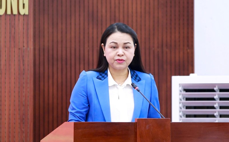 Ms. Nguyen Thi Thu Ha, member of the Party Central Committee, Vice President - General Secretary of the Central Committee of the Vietnam Fatherland Front, presented the contents at the conference. Photo: Hoai Nam
