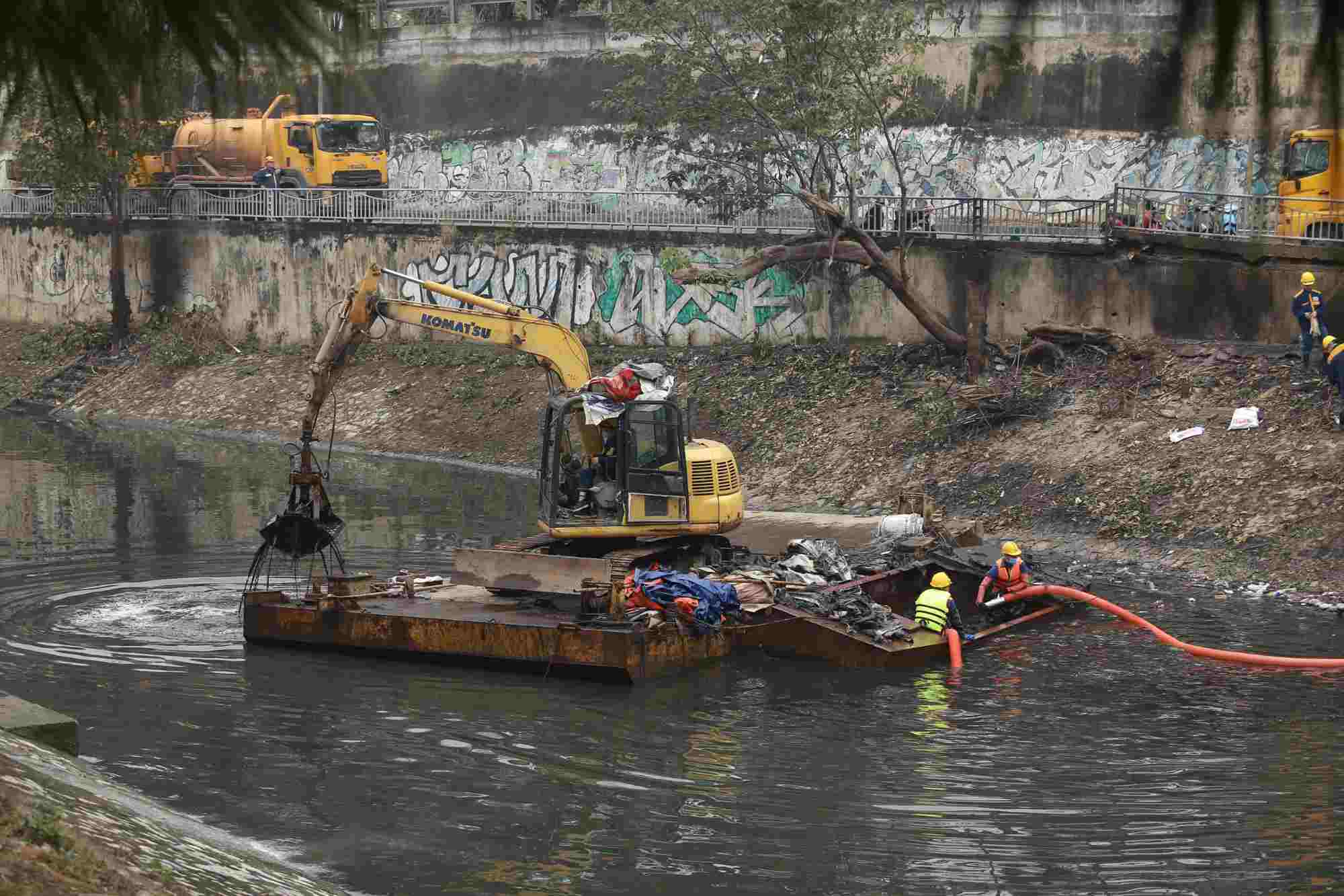 Trabajadores deshacen el barro del rio Calendario. Imagen de la pagina web de la Universidad de Hong Kong