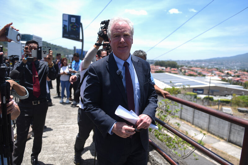El senador estadounidense Van Hollen visito El Salvador el 16 de abril de 2025. Imagen de AFP