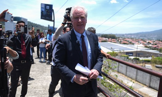 Thượng nghị sĩ Mỹ Van Hollen đến thăm El Savador ngày 16.4.2025. Ảnh: AFP