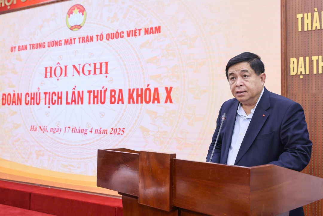 Deputy Prime Minister Nguyen Chi Dung informed about the socio-economic situation, about the arrangement and merger of some provincial-level administrative units, not district-level organizations, continuing to merge commune-level administrative units. Photo: Hai Nguyen
