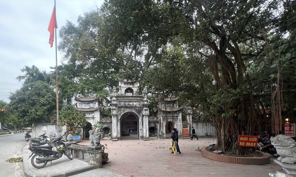Cong vao di tich Den Mau. Anh: Minh Hai