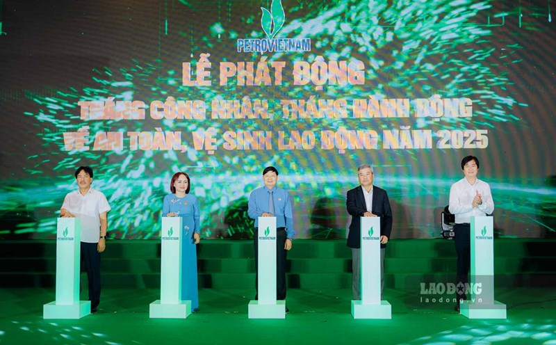 The launching ceremony of Workers' Month and Labor Safety and Hygiene Action Month organized by the Vietnam Oil and Gas Trade Union took place on April 17. Photo: Phu Temple