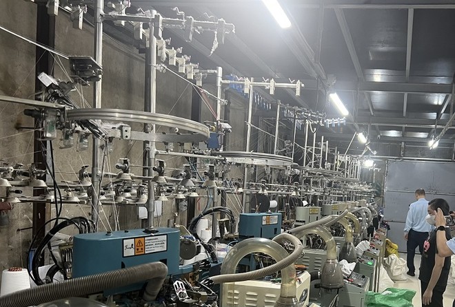 The production line of fake socks of famous brands in the world is located in La Phu, Hoai Duc, Hanoi. Photo: Hanoi Market Management