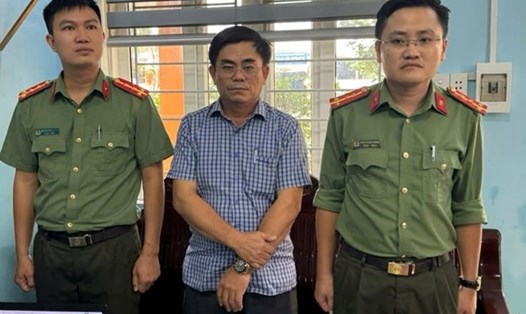 Nguyễn Viết Sơn (Trưởng Ban Quản lý các công trình công cộng huyện Lệ Thủy) bị Công an Quảng Bình khởi tố vì liên quan đến Công ty cây xanh Công Minh. Ông Sơn vừa bị kỷ luật bằng hình thức khai trừ Đảng. Ảnh: Công an Quảng Bình