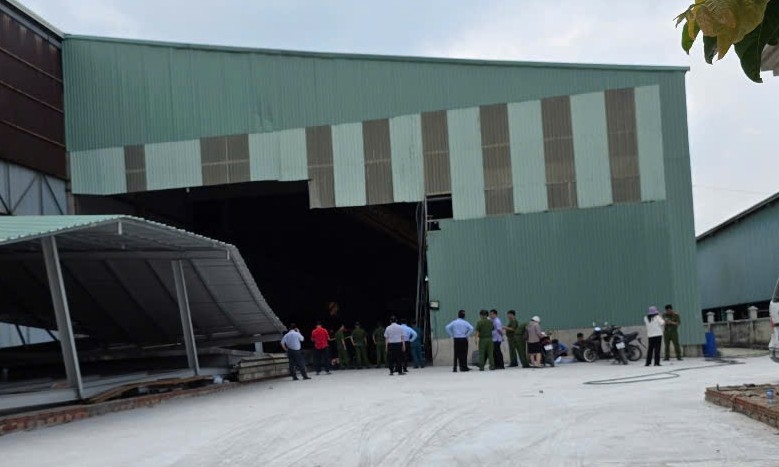 The scene of the accident where the factory floor collapsed, killing 2 people. Photo: Provided by readers