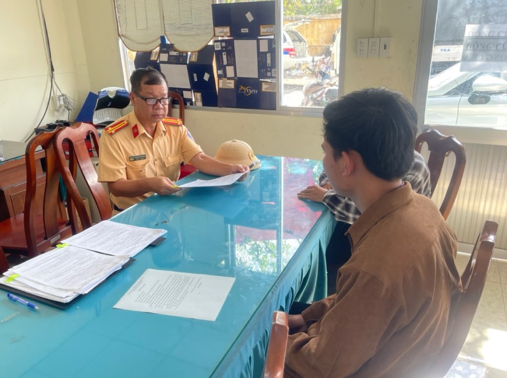 Los dos sujetos Wu Chenglun y Chen Haifuc trabajan con la policia. Foto de la policia de la provincia de Tiananmen