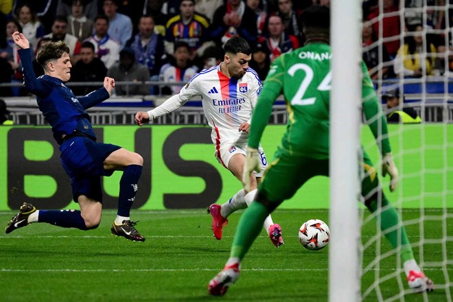 Man United and Lyon are tied 2-2 after the first leg of the quarter-final. Photo: AFP