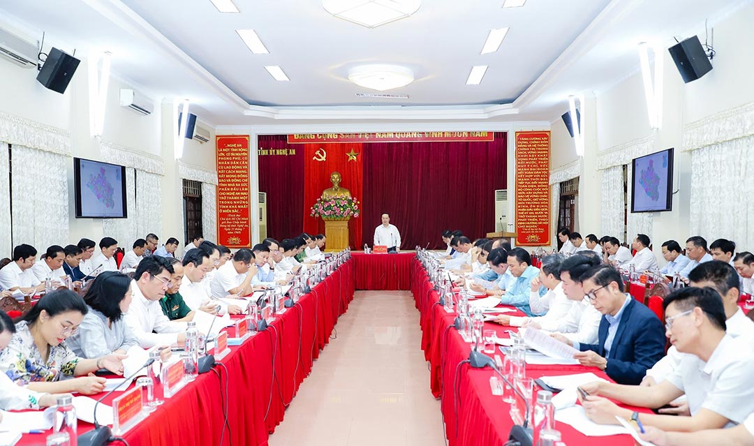 Nghe An Provincial Party Secretary Nguyen Duc Trung chaired a meeting of the Provincial Steering Committee to reorganize and reorganize administrative units at all levels and build a model of organizing local government at both levels. Photo: Pham Bang