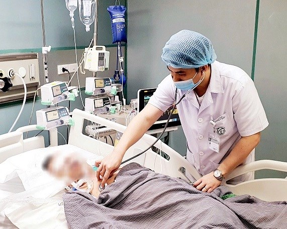 Los pacientes con sarampion complicado tienen que respirar con aparatos, filtrar la sangre. Fuente: El Hospital de Al-Mayo