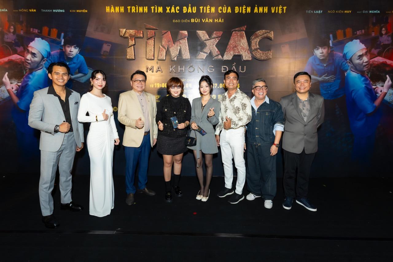 Los estrellas de "Encuentra cadaveres" se tomaron fotos con sus compañeros. Foto: El productor.