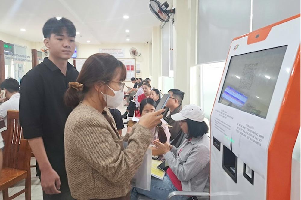La gente del distrito de Da Nang espera para hacer el tramite en la unidad de una puerta del Centro Administrativo del distrito. Imagen de Nguyen Linh