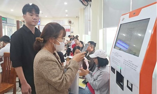 Người dân quận Ngũ Hành Sơn (TP Đà Nẵng) chờ làm thủ tục tại Bộ phận một cửa của Trung tâm hành chính quận. Ảnh: Nguyễn Linh