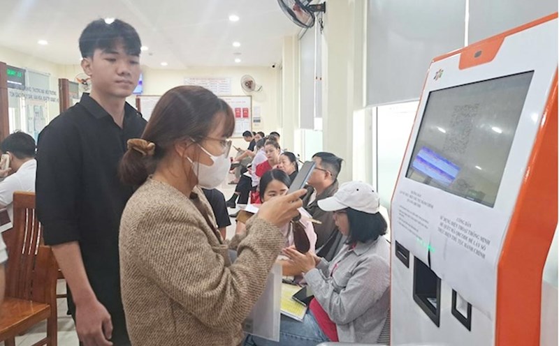 People in Ngu Hanh Son District (Da Nang City) waiting to complete procedures at the One-stop Department of the District Administrative Center. Photo: Nguyen Linh