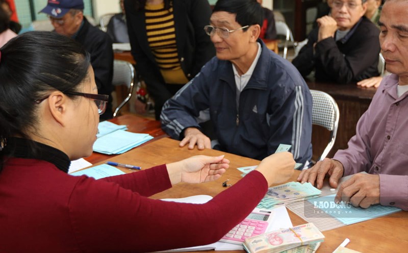 advantageously postpone the payment of pensions and social insurance benefits in May 2025. Photo: Hai Nguyen.