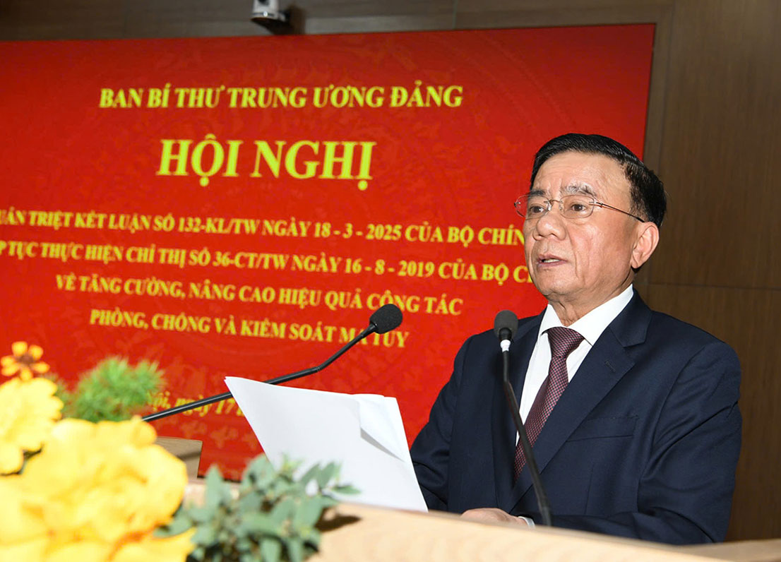 Mr. Tran Cam Tu - Politburo member, Standing member of the Secretariat - spoke at the conference. Photo: Viet Ha