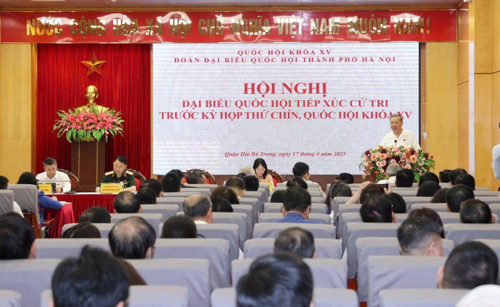 Tong Bi thu To Lam phat bieu tai Hoi nghi tiep xuc cu tri. Anh: Ngoc Thang
