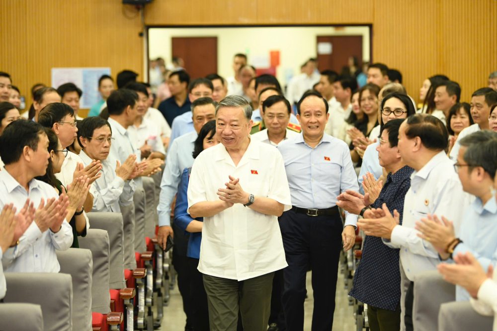 Tong Bi thu To Lam du Hoi nghi tiep xuc cu tri. Anh: Ngoc Thang