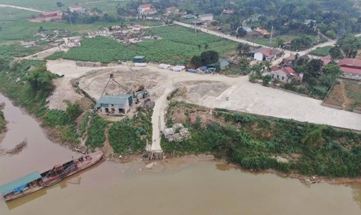 Đoàn thanh tra đề nghị thu hồi đất đối với bãi tập kết của doanh nghiệp tư nhân Mạnh Duy Yên Bái. Ảnh: Văn Đức.