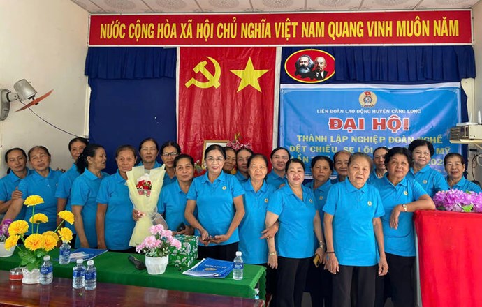 In the first quarter of 2025, Tra Vinh admitted hundreds of new union members. Photo: Hoang Loc