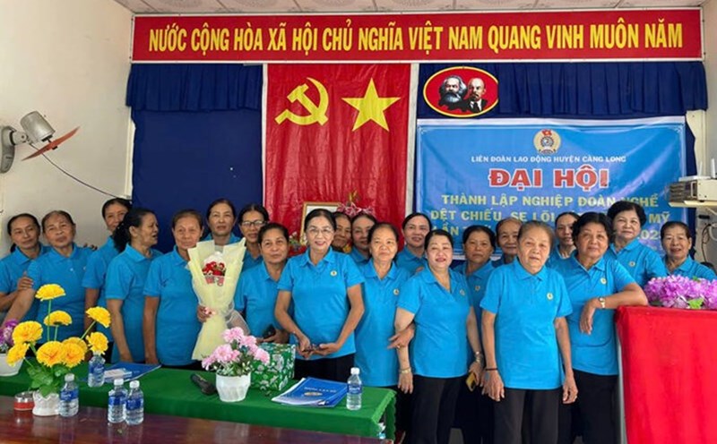 In the first quarter of 2025, Tra Vinh admitted hundreds of new union members. Photo: Hoang Loc