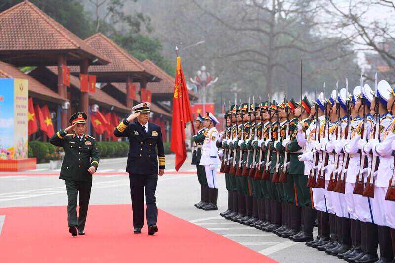 The Vietnamese Ministry of National Defense held an official welcoming ceremony for the Chinese Minister of National Defense to attend the 9th Vietnam - China Border Defense Friendship Exchange. Photo: Nguyen Huy