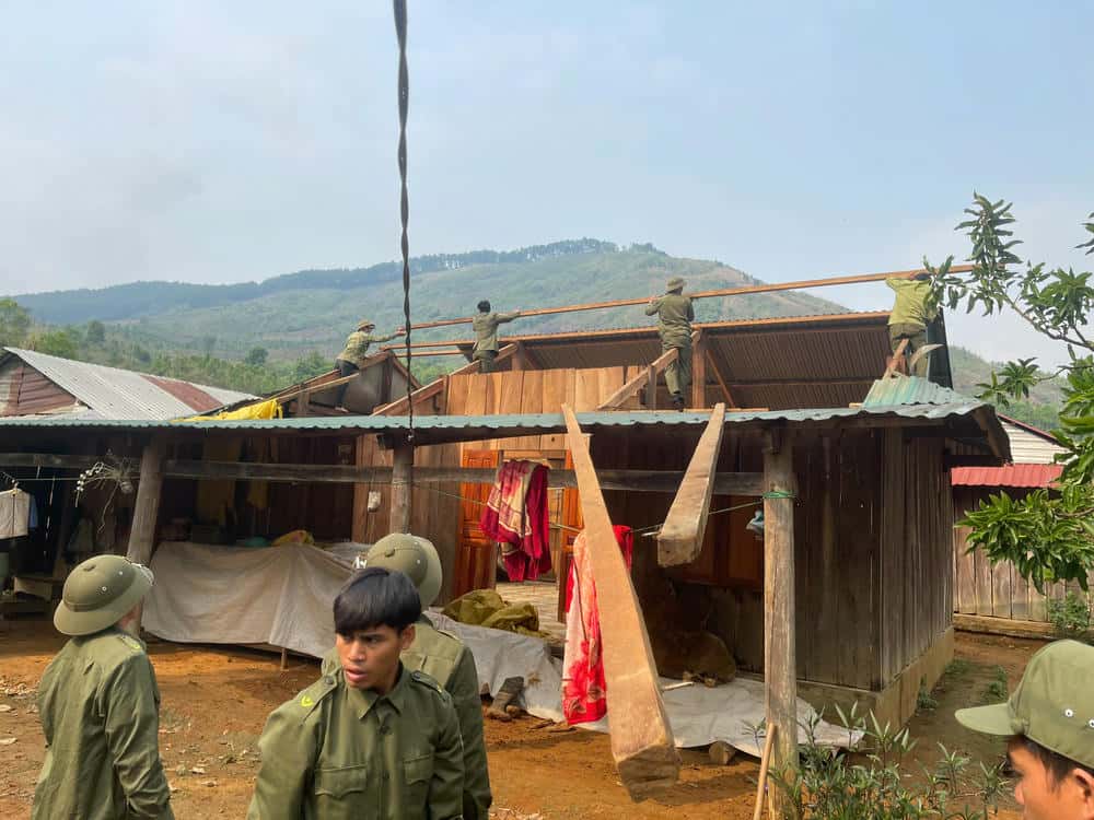 Giông lốc kèm tia sét gây thiệt hại tài sản và đe dọa tính mạng người dân ở huyện Tu Mơ Rông . Ảnh: Thanh Tuấn 