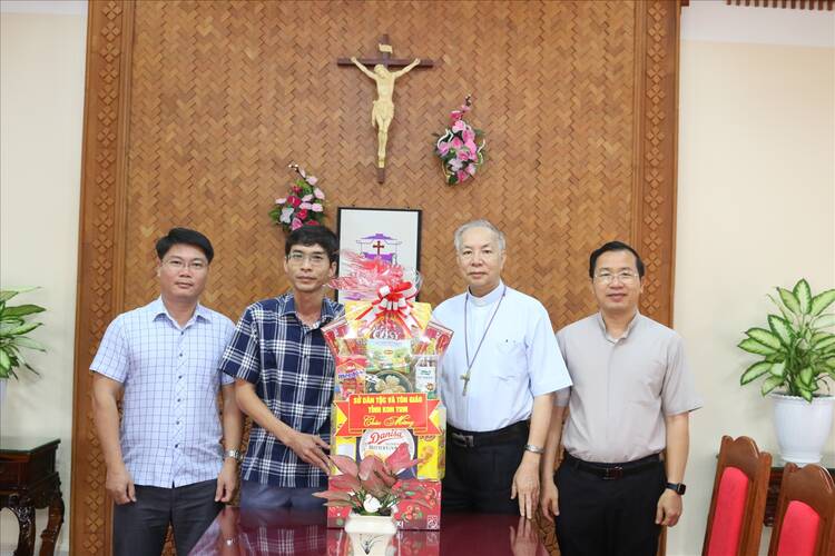 On behalf of the leaders of Kon Tum Provincial People's Committee, leaders of the Department of Ethnic Minorities and Religions visited and congratulated the Kon Tum Diocese Monastery on the occasion of the 2025 Christmas Ceremony. Photo: Department of Ethnic Minorities and Religions of Kon Tum Province