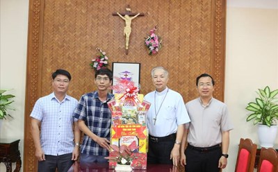 On behalf of the leaders of Kon Tum Provincial People's Committee, leaders of the Department of Ethnic Minorities and Religions visited and congratulated the Kon Tum Diocese Monastery on the occasion of the 2025 Christmas Ceremony. Photo: Department of Ethnic Minorities and Religions of Kon Tum Province